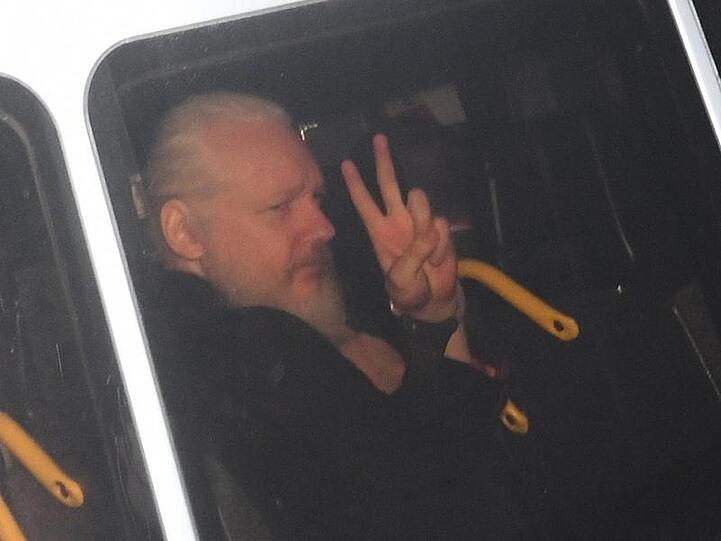 Julian Assange zeigt nach seiner Festnahme das Victory-Zeichen. Ihm droht nun allerdings genau das, was ihn einst Zuflucht hinter den Botschaftsmauern suchen ließ.
