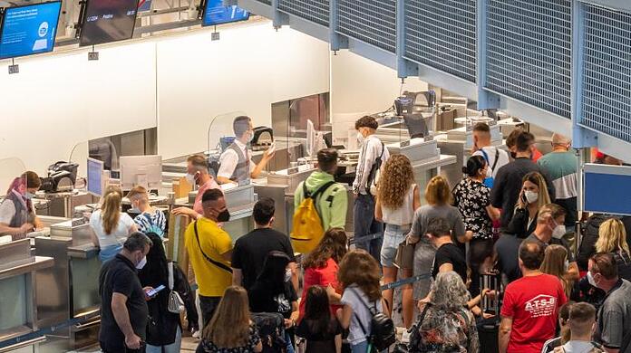 Am Flughafen München könnte es in den kommenden Wochen wieder voller werden - in einigen Bundesländern sind bereits Herbstferien. (Archivbild)