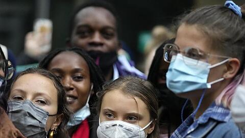Greta Thunberg (M) bei einer Demonstration in London. Die Klimaaktivistin kritisiert die ungleiche Vertretung reicher und ärmerer Staaten bei der Klimakonferenz.