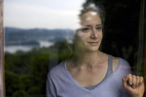 Julia hält sich für eine starke Frau, bis der Tod der Mutter sie aus der Bahn zu werfen droht.
