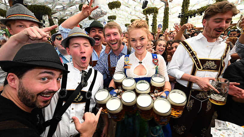 Die Bedienung Beli bringt im Hofbräuzelt auf der Theresienwiese Bier zu den Gästen.