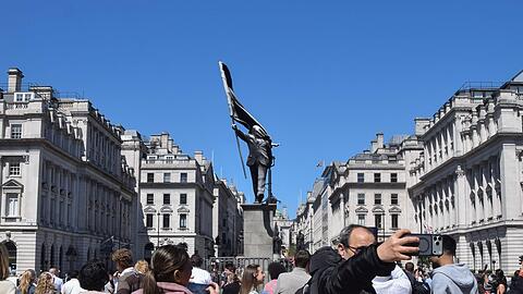 Banksy hat &uuml;ber Nacht eine neue Statue in London enth&uuml;llt.