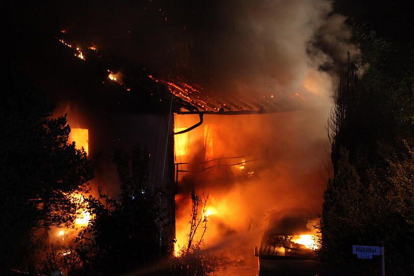 Wohnhaus und Pkw in Mühltal in Vollbrand. Bilder vom Großeinsatz der Feuerwehr.