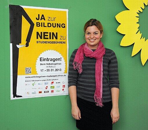 DAGEGEN - Münchens Grünen-Chefin Katharina
Schulze:
&bdquo;In Zeiten des Klimawandel
und der
Erdölknappheit
muss die Priorität
auf nachhaltigen
Verkehrsinfrastrukturprojekten
liegen.
München hat
sich imKlimabündnis
verpflichtet,
den CO2-Ausstoß
zu senken. Den
Worten müssen Taten
folgen. Fliegen
ist die umweltschädlichste
Art
der Fortbewegung.
Wir müssen sie
aufs nötigeMaßbeschränken
und Alternativen
wie die
Bahn stärken.&ldquo;