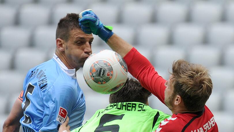 Löwen-Kapitän Guillermo Vallori (links) in seinem letzten Spiel unter Trainer Friedhelm Funkel. Löwen-Kapitän Guillermo Vallori (links) in seinem letzten Spiel unter Trainer Friedhelm Funkel.