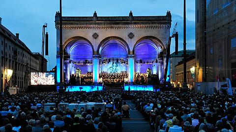 Die Münchner Philharmoniker und der Philharmonische Chor am Odeonsplatz.