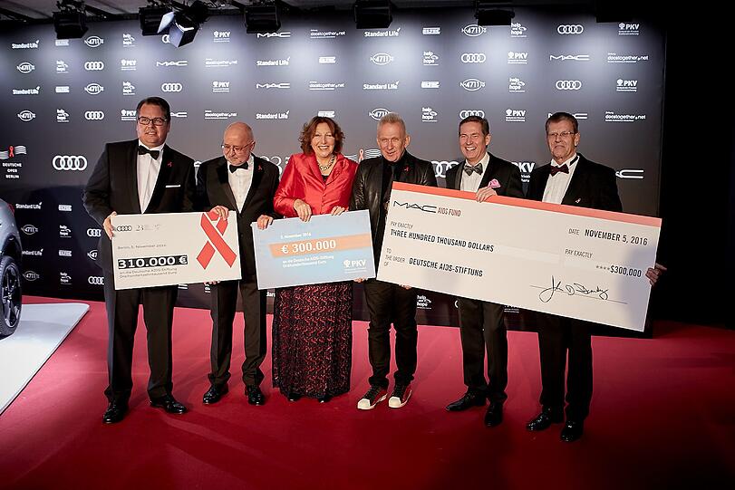 Der Erlös: Ein Scheck in Höhe von 300.000 Dollar von Mac Cosmetics für die AIDS-Stiftung.