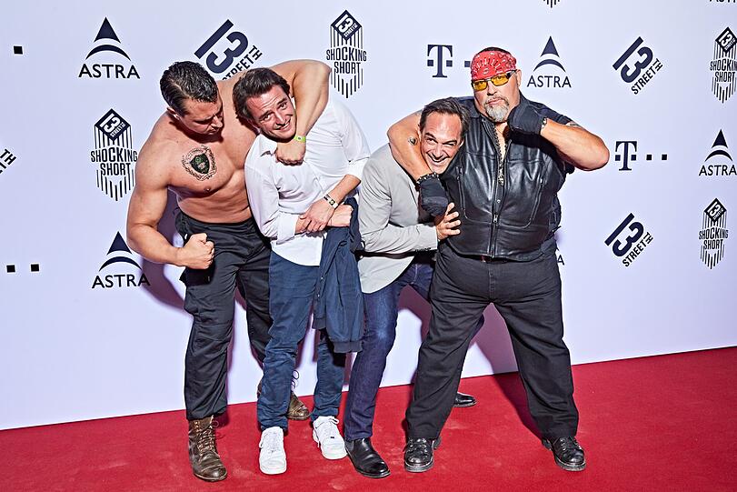 Tommy Schwimmer und Harry Blank werden in den Schwitzkasten genommen