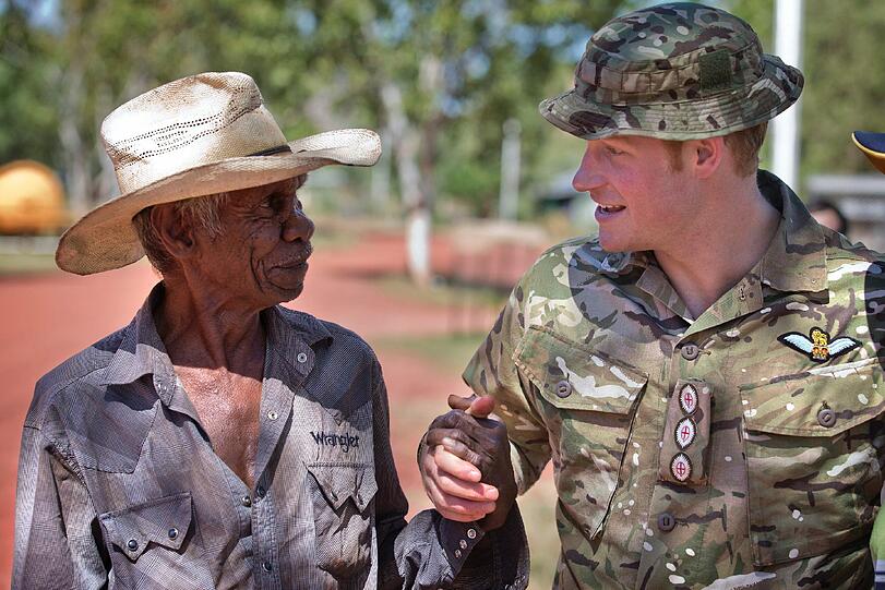 Bei einem Besuch in der Wuggubun Community, einer Gemeinschaft aus Aborigine-Nachkommen, nimmt sich Harry Zeit für persönliche Gespräche...