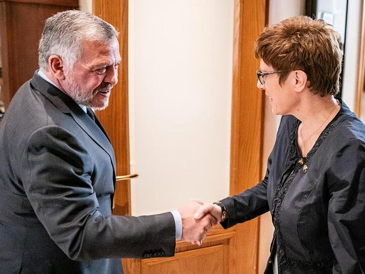 Annegret Kramp-Karrenbauer wird von König Abdullah II. im Palast in Amman begrüßt.