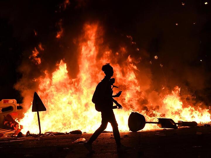 Brennende Barrikaden in Hongkong: Insgesamt wurden bei den schweren Protesten 104 Menschen verletzt.