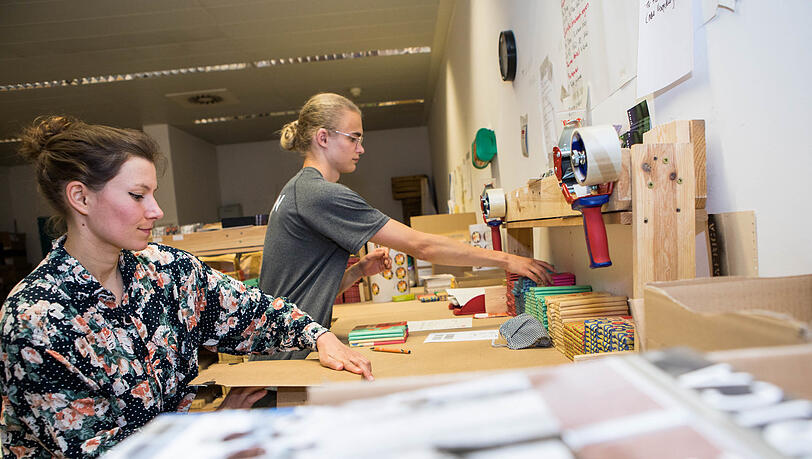 Ann-Kathrin Berek (links) ist im Büro in München für den Vertrieb zuständig. Ann-Kathrin Berek (links) ist im Büro in München für den Vertrieb zuständig.