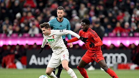 Elvis Rexhbecaj (am Ball) kritisiert das Fan-Verhalten beim Länderspiel.