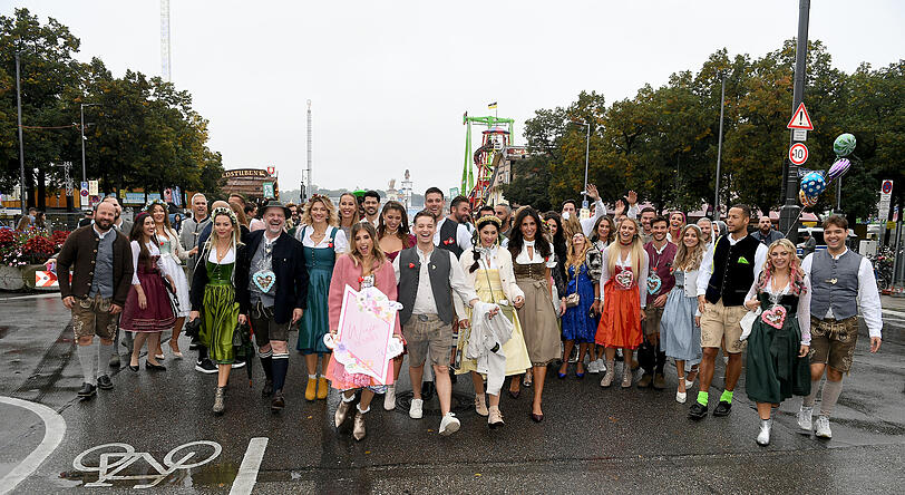 Cathy Hummels mit Promi-Freunden beim WiesnBummel