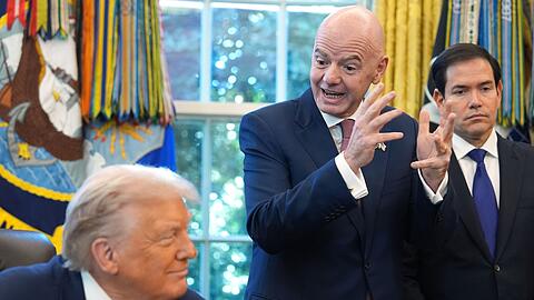 FIFA-Pr&auml;sident Gianni Infantino (r) h&auml;lt die USA als WM-Gastgeber f&uuml;r ein sicheres Land.