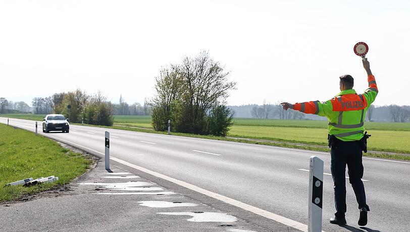 Bayernweit will die Polizei im Juni verstärkt auf Landstraßen kontrollieren. (Symbolbild) Bayernweit will die Polizei im Juni verstärkt auf Landstraßen kontrollieren. (Symbolbild)