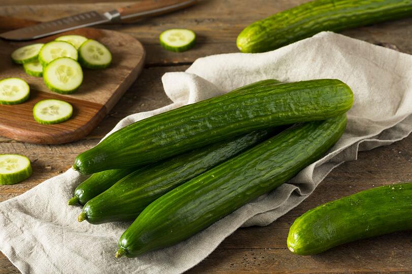 Auf TikTok finden sich zahlreiche kreative Rezepte f&uuml;r Gurkensalat. Besonders gut schmeckt die Variante im Asia-Style. Schneiden oder hobeln Sie dazu zun&auml;chst zwei gro&szlig;e Salatgurken in feine Scheiben. Anschlie&szlig;end kneten Sie einen Teel&ouml;ffel Salz in die Gurken und lassen alles etwa zehn Minuten ziehen. Dann gie&szlig;en Sie die &uuml;bersch&uuml;ssige Fl&uuml;ssigkeit ab. Im Anschluss bereiten Sie das Dressing zu.