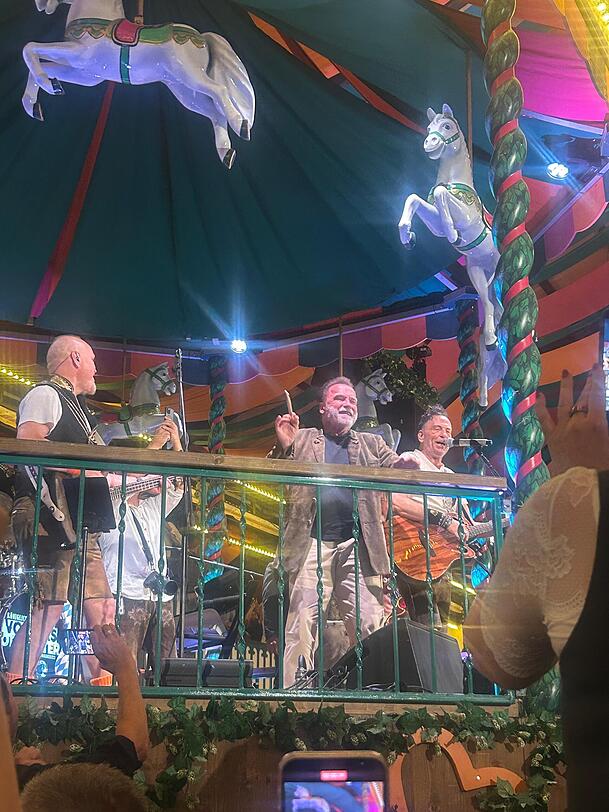 Der Terminator mit dem Taktstock: Schwarzenegger entert die Bühne im Marstall-Zelt. Der Terminator mit dem Taktstock: Schwarzenegger entert die Bühne im Marstall-Zelt.