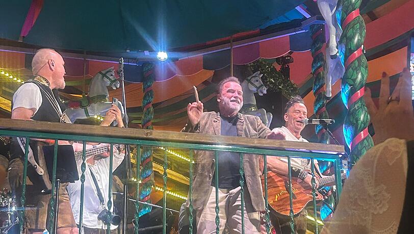 Der Terminator mit dem Taktstock: Schwarzenegger entert die Bühne im Marstall-Zelt. Der Terminator mit dem Taktstock: Schwarzenegger entert die Bühne im Marstall-Zelt.
