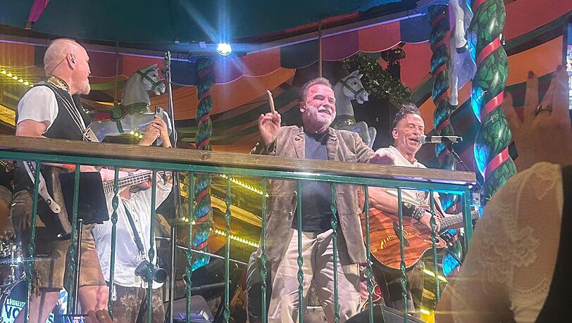 Der Terminator mit dem Taktstock: Schwarzenegger entert die Bühne im Marstall-Zelt. Der Terminator mit dem Taktstock: Schwarzenegger entert die Bühne im Marstall-Zelt.