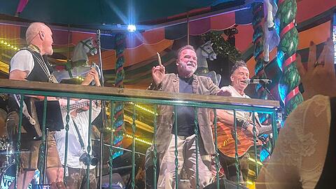 Der Terminator mit dem Taktstock: Schwarzenegger entert die B&uuml;hne im Marstall-Zelt.
