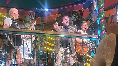 Der Terminator mit dem Taktstock: Schwarzenegger entert die B&uuml;hne im Marstall-Zelt.