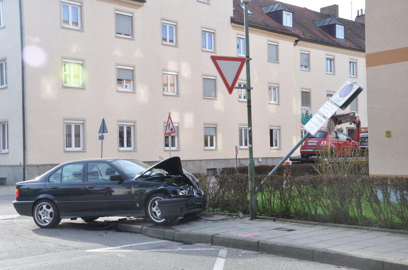 Die beiden Unfallwagen wurden so stark beschädigt, dass sie abgeschleppt werden mussten.