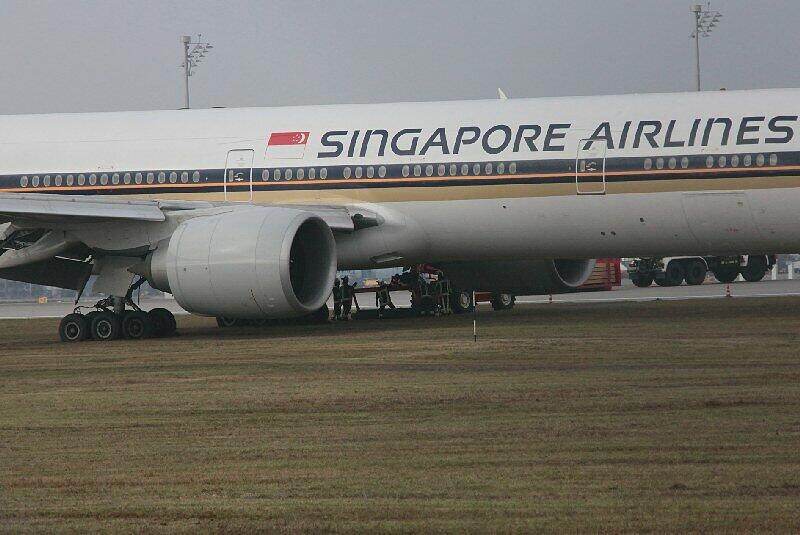 Die Boeing 777 der Singapore Airlines: Bei der Landung am Münchner Flughafen am Donnerstag begann das Flugzeug aus bisher unbekannten Gründen zu Rauchen. Es raste über die Landebahn, blieb in einem Rasenstück stecken und stoppte schließlich.