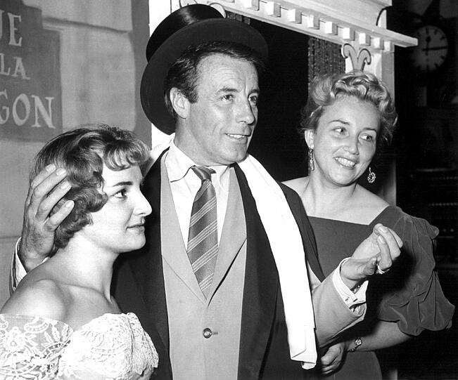 Als "Graf von Luxemburg" trat der Schauspieler Johannes Heesters mit Margarethe Schmitz (l) und Romana Rombach (r) 1956 auf der Bühne des Deutschen Theaters in München auf.