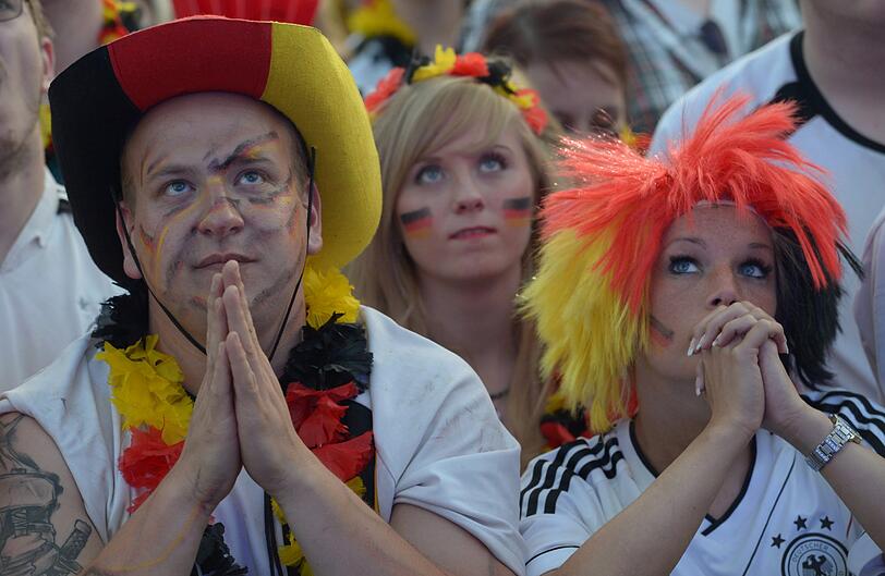 Tränen, Trauer, Tragik: Nach dem Halbfinal-K.o. gegen Italien können es viele Fans nicht fassen, dass der Traum vom EM-Titel vorbei ist. Die Bilder