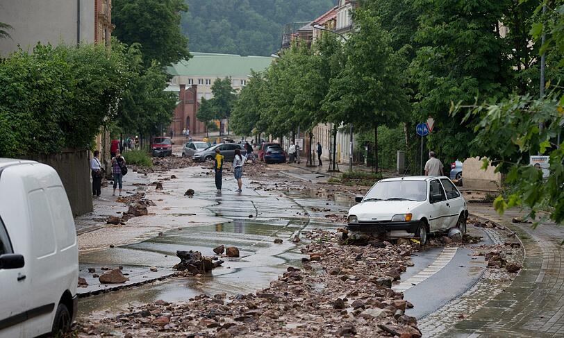 In Meißen und Dresden verwüsteten Schlammlawinen mehrere Straßen und machten sie unpassierbar. Sehen Sie hier die Bilder der Schlammverwüstung.