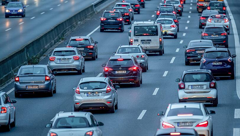 Autos fahren am frühen Morgen über eine Autobahn. (Symbolbild)