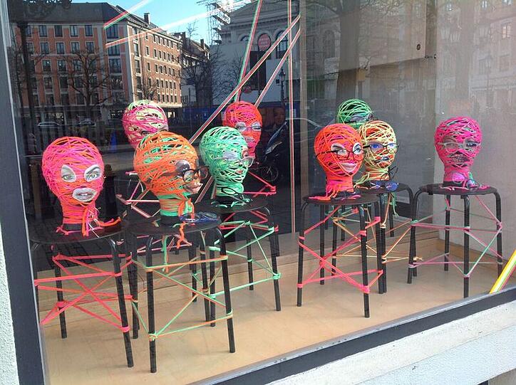 Auch bunte Köpfe können Brillen tragen, wie diese Dekoration beweist.