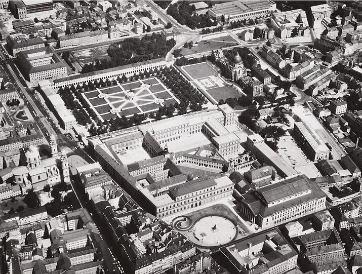 Die (zumindest äußerlich) wiederaufgebaute Residenz 1965. Nur Allerheiligen-Hofkirche und Armeemuseum sind noch Ruinen.