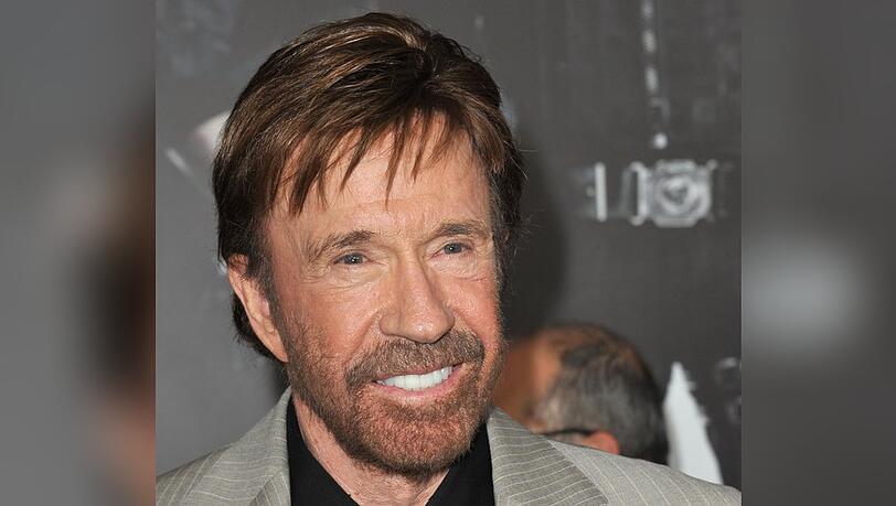 Chuck Norris postet emotionale Muttertags-Grüße an seine Mama und seine Frau.