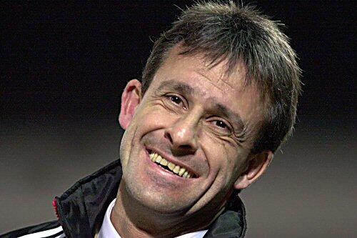 Hat gut lachen: Pierre Littbarski hat wieder einen Job.