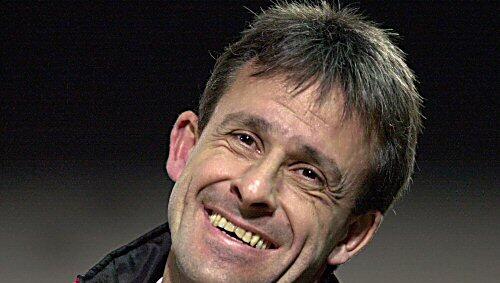 Hat gut lachen: Pierre Littbarski hat wieder einen Job. Hat gut lachen: Pierre Littbarski hat wieder einen Job.