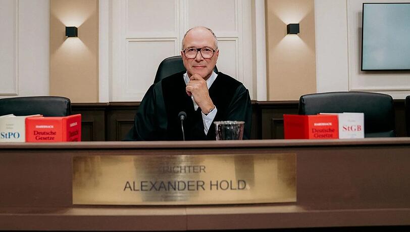 Alexander Hold ist zur&uuml;ck an seinem angestammten Platz. F&uuml;r neue Folgen von "Richter Alexander Hold" steht er wieder am Richterpult.