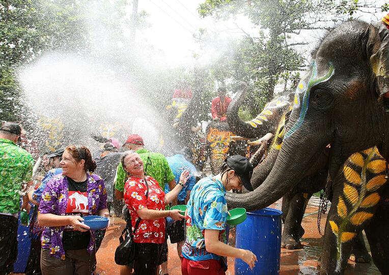Die Bilder vom großen Songkran-Fest in Bangkok, deer größten Wasserparty der Welt.