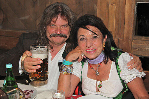 Dschingis Khan gibt es längst nicht mehr. Ihre Hits, allen voran "Moskau", erfreut sich aber weiterhin großer Beliebtheit bei den Bierzelt-Besuchern. Und auch ein früheres Mitglied der Band feiert gerne mit: Leslie Mandoki. Heute ist er selbst Produzent.