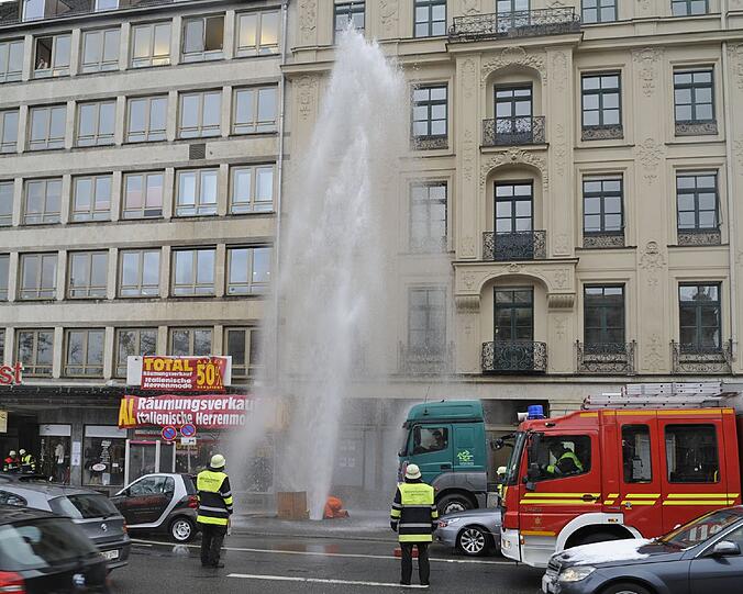 Ja Wahnsinn! Mitten in der Stadt spritzte heute ein riesiger Wasserstrahl aus der Erde.