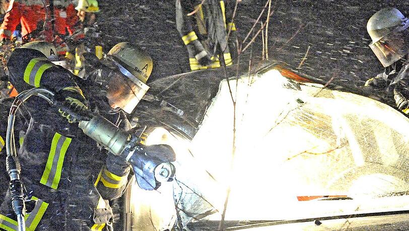Die Feuerwehr befreit die Verletztem aus dem Wrack. Ein Schweinwerfer spendet Wärme. Die Feuerwehr befreit die Verletztem aus dem Wrack. Ein Schweinwerfer spendet Wärme.