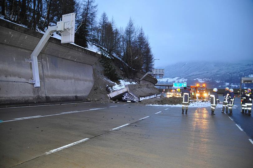 Horror-Unfall auf der Brenner-Autobahn: Eine Betonmauer hat sich von einem Hang gelöst und einen Münchner Lkw unter sich begraben. Die Bilder...