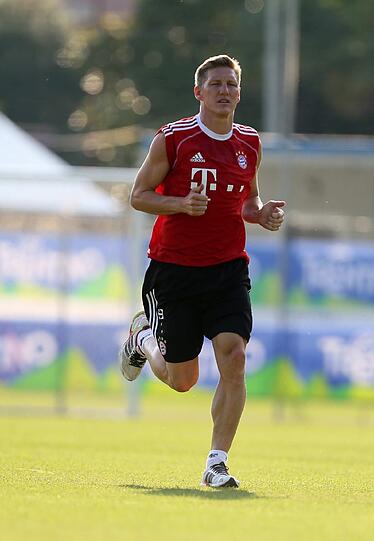 "Mario Götze und Bastian werden nächste Woche wieder trainieren", sagte Guardiola am ersten Trainingstag. Götze wird wegen einem Muskelbündelriss noch etwas länger pausieren müssen als Schweinsteiger.