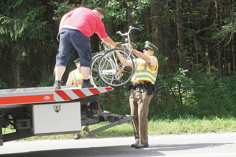 Unfall zwischen Neuried und Planegg: Ein Motorradfahrer hat einen Radler erwischt. Der Fahrradfahrer starb noch am Unfallort. Die Bilder.