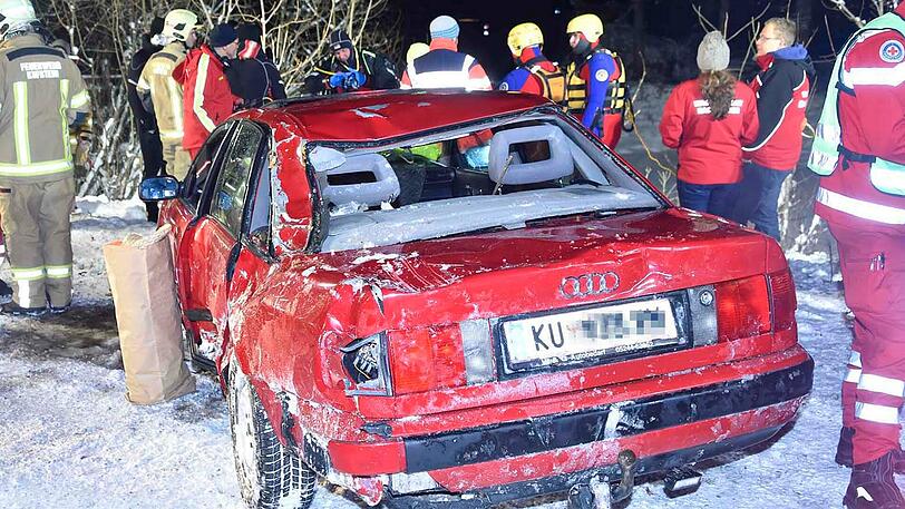 Der Audi schleudert über den Parkplatz und landet im Weiher.