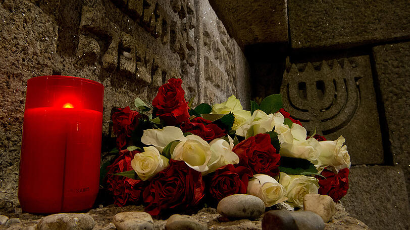 Der Gedenkstein an der Stelle der ehemaligen Hauptsynagoge erinnert an die 4587 Münchner Juden, die dem Holocaust zum Opfer fielen.