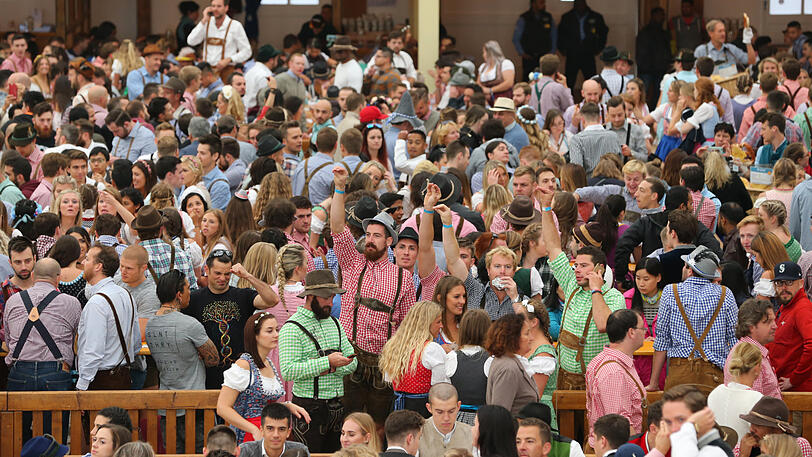 Wiesn-Gäste im Hofbräu-Festzelt.