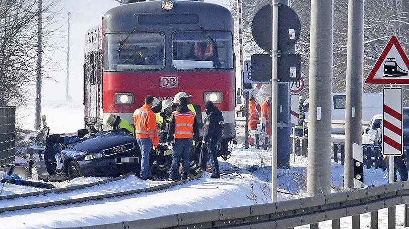 Bilder vom Unfallort bei Markt Indersdorf: Hier kollidierte am Montagmorgen eine S-Bahn mit einem Auto. Der Pkw-Fahrer starb noch am Unfallort.