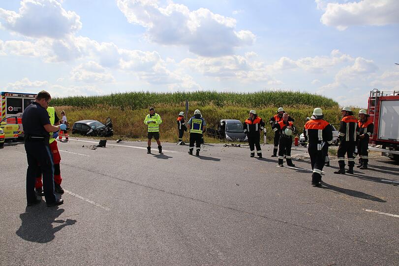 Bei Rothenburg ob der Tauber ist es am Sonntag zu einem schrecklichen Unfall gekommen. Zwei Menschen starben noch an der Unfallstelle, eine junge Frau erlag ihren Verletzungen in der darauffolgenden Nacht.